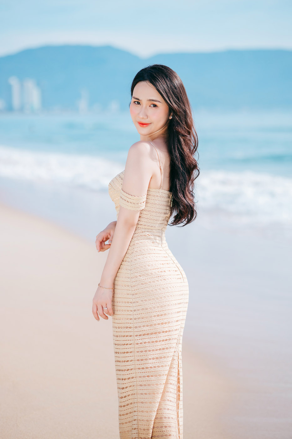 Thiếu Nữ Bên Bờ Biển Sáng Sớm